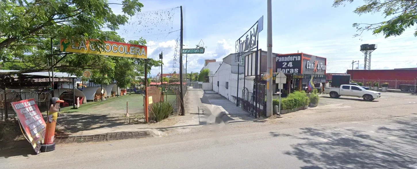 El camino de entrada al hotel, entre La Chocolera y la Panadería 24 Horas