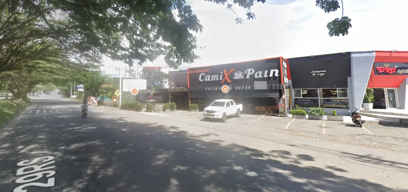 La fachada sobre la autopista, con el aviso del hotel junto a Camix Pain