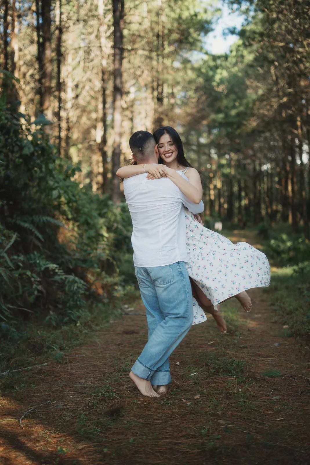 Valentina y Felipe en el bosque