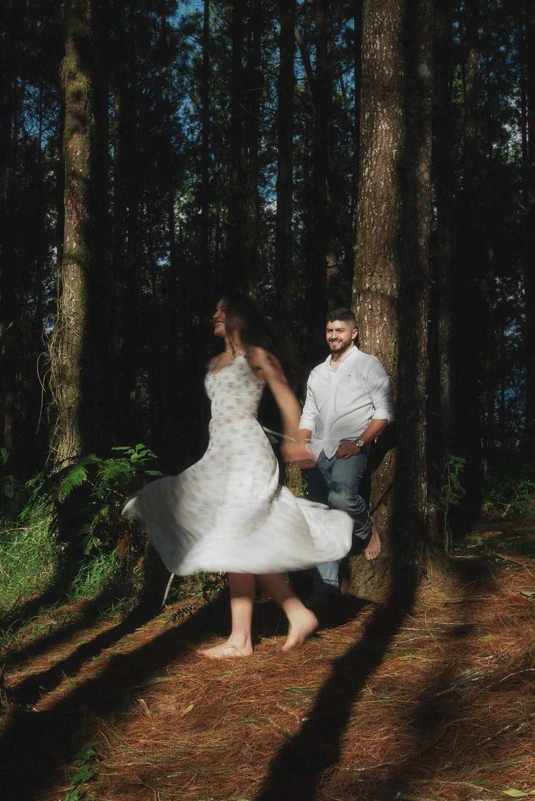 Valentina y Felipe abrazados en el bosque