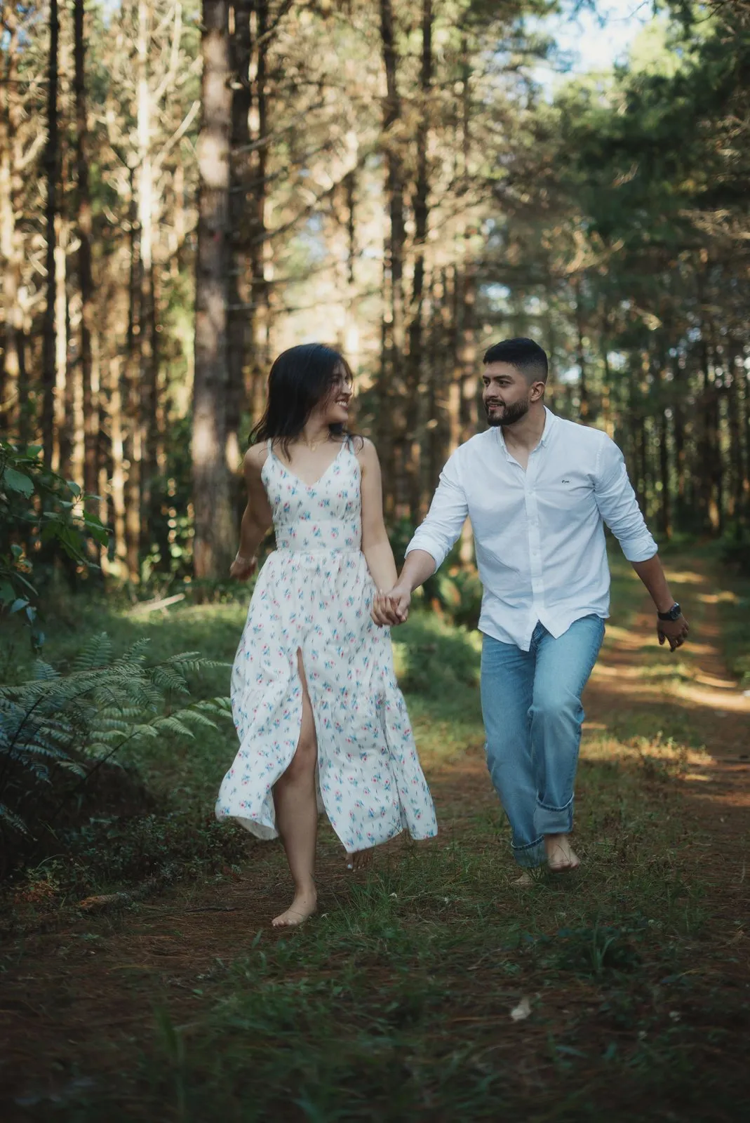 Valentina y Felipe caminando de la mano